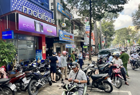 Nhiều người dùng tại Hồ Chí Minh đứng chờ ngay hệ thống mạng Mobifone.