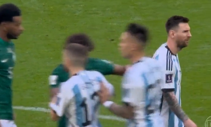 2 cầu thủ Argentina tức giận khi cầu thủ đội bạn chế giễu Messi.