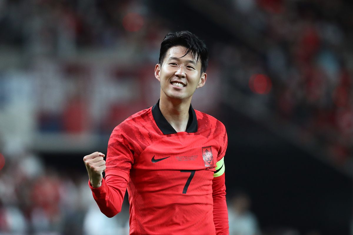 Cầu thủ người Hàn tươi cười rạng rỡ sau ghi bàn trận đấu.
