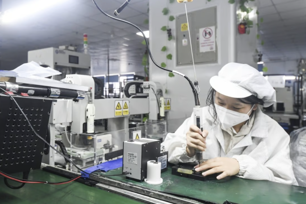 Một công nhân lắp ráp smartphone trong nhà máy Foxconn.